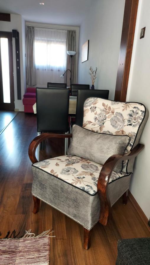 Titi Classic & Trendy Apartman Buk Luaran gambar