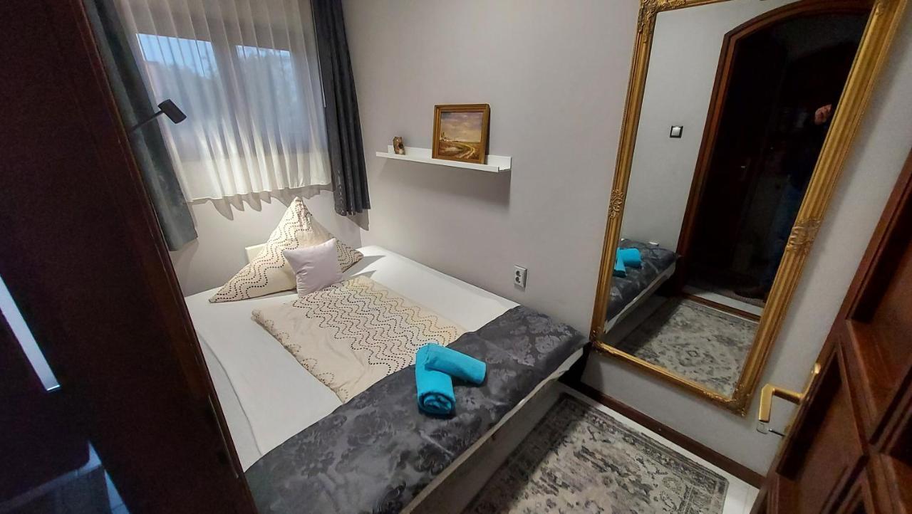 Titi Classic & Trendy Apartman Buk Luaran gambar